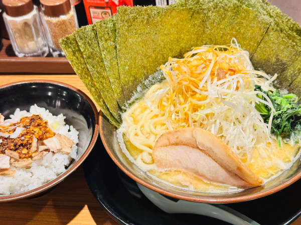 「のりラーメン 並 食べるラー油めし セット 他 1,640円」@横浜家系ラーメン 壱角家 蒲田店の写真
