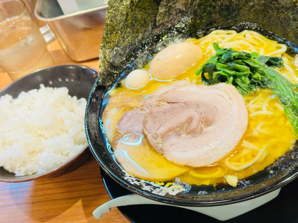 「得MAXラーメン(大盛)、ライス」@町田商店 東京ラーメン横丁店の写真