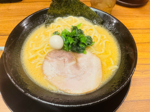 「醤油豚骨ラーメン」@横浜家系ラーメン春吉家 川端店の写真