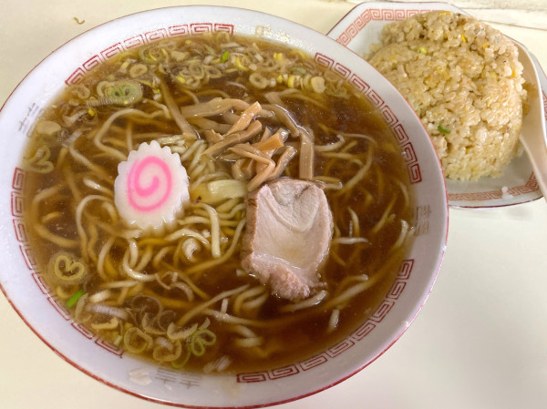 「ラーメン400円 + チャーハン450円 = 800円」@来々軒の写真