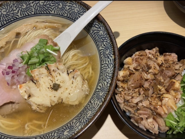 「淡麗ずわい蟹中華そば 890円　炙り肉丼 290円」@地鶏と蟹 中華そば 礎の写真