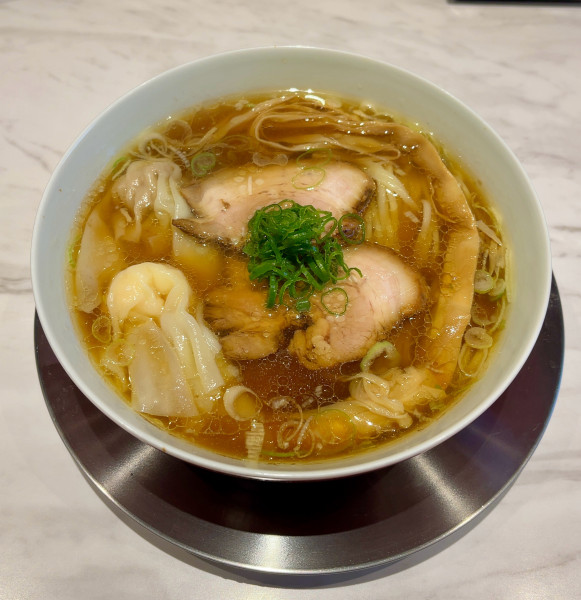 「肉・海老ワンタン麺 各1個（1050円）」@Ramen  KURUMUの写真