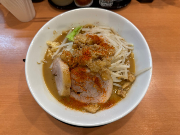 「小ラーメン(麺125g豚2枚)ニンニク少し900円」@豚のトリコの写真