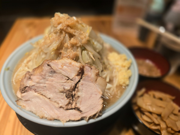 「大ラーメン厚豚1枚麺500g・メンマ(野菜アブラ)」@俺の生きる道 関内地下街マリナード店の写真