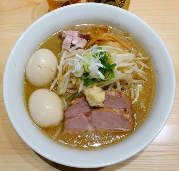 「味噌らーめん＋もやし＋煮玉子×2＋ビール（中瓶）」@三ん寅の写真