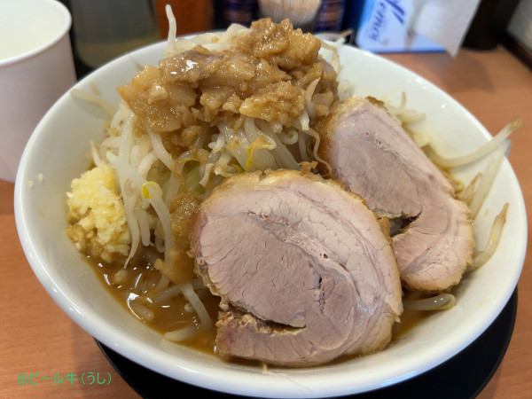 「ラーメン(950円)ヤサイニンニクマシ」@豚のトリコの写真