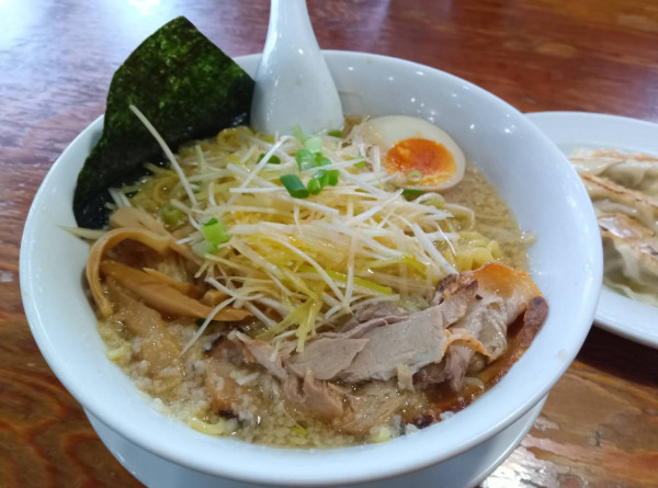 「ねぎ盛りらーめん」@麺 めんくみ 岩槻店の写真