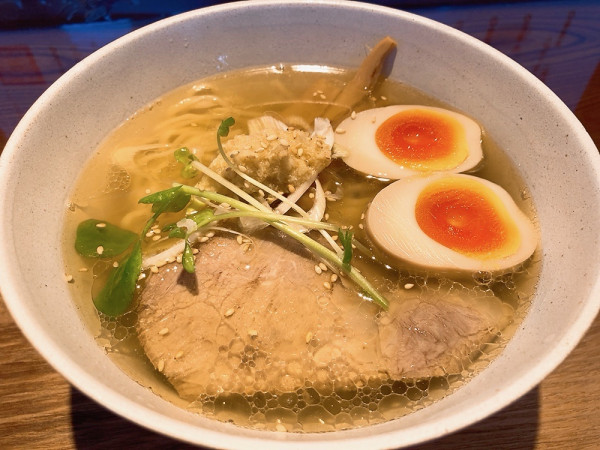 「煮卵入り生姜中華そば塩」@中華そば さかうちの写真