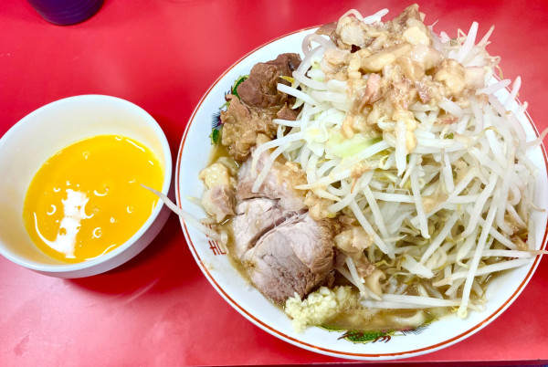 「小1/3ニンニク少しヤサイアブラ+生卵」@ラーメン二郎 一橋学園店の写真