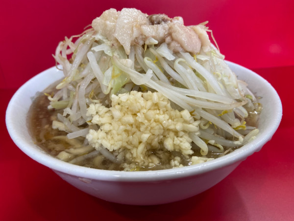 「小ラーメン 豚2枚（ﾆﾝﾆｸ ｱﾌﾞﾗ）」@ラーメン二郎 生田駅前店の写真