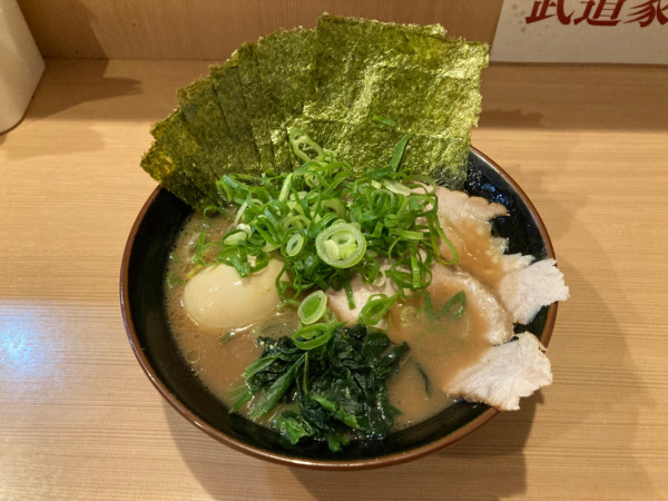 「特製ラーメン 並」@横浜家系らーめん 武道家 賢斗の写真