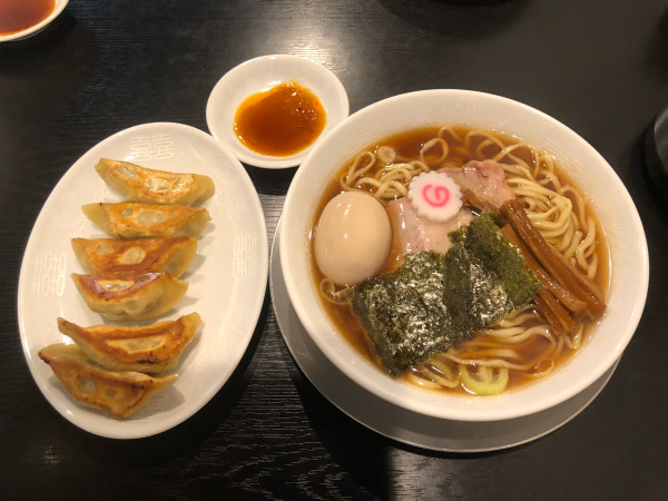 「醤油＋味玉＋餃子（中）」@自家製麺 うるちの写真