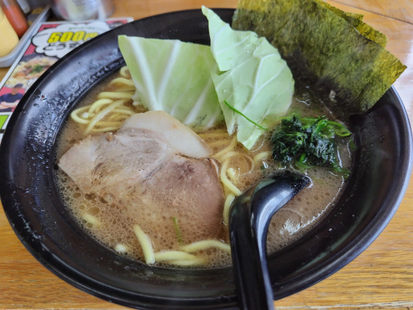 「とんこつ醤油ラーメン　※㋗で５００円」@横浜ラーメン 萬年家の写真