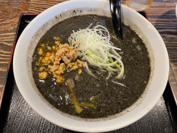 「黒胡麻担々麺　￥９３５」@麺屋たけぞうの写真