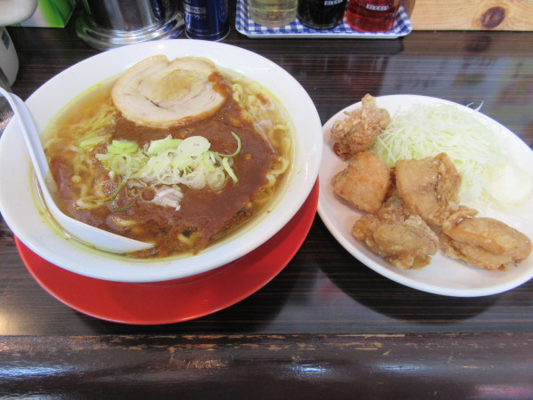 「カレーラーメン（９２０円）＋唐揚げ６７０円」@餃子とらーめん専門店 中村屋 荒川沖店の写真