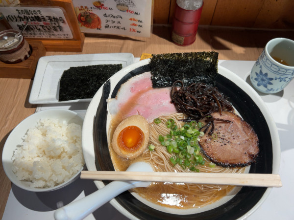 「白大盛 サービスライス」@博多長浜らーめん よかとの写真