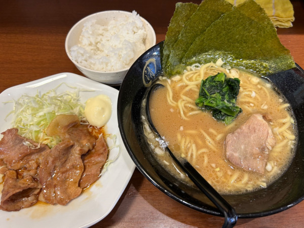 「ラーメン800円+ライス(無料)+生姜焼き2枚(オープン特典」@横浜家系 清せ家の写真
