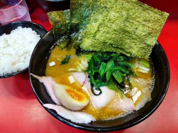 「特製らーめん＋ライス100円おかわり無料」@らーめん 谷瀬家 新橋店の写真