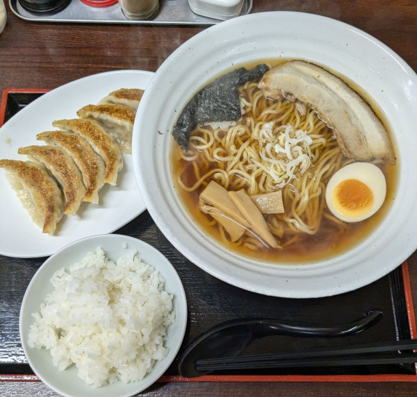 「昔ながらの醤油ラーメン&ギョーザ+小ライス」@太龍 沼津バイパス店の写真