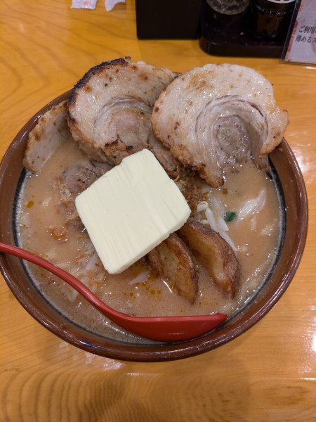 「北海道味噌漬け炙りチャーシュー麺 大盛バターTP」@麺場 田所商店 沼津下香貫店の写真