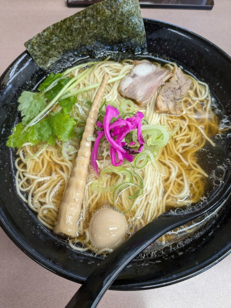 「淡麗 牛清湯 醤油 細麺(大盛)」@麺や 六六拳の写真