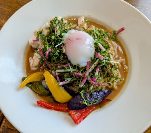 「夏野菜と蒸し鶏のごまだれ冷やし麺979円（クーポンあり）」@ココス 総和牛谷店の写真