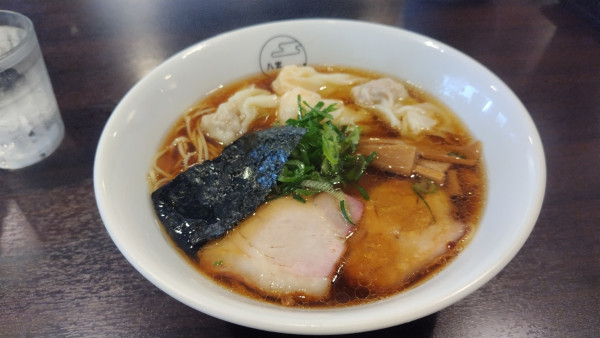 「黒だし（ハーフ）特製ワンタン麺」@八雲の写真