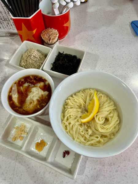「【限定】平打ち縮れ麺の昆布水海老油塩つけ麺【TP】ワンタン、岩海」@ラーメン星印の写真