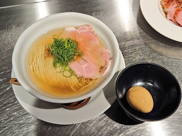 「塩そばと肉丼 お得セット、味玉」@成城青果の写真