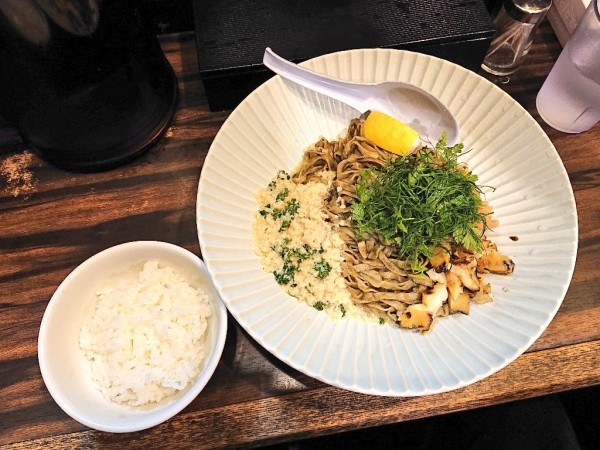 「サザエの肝バターしょうゆ とほっき貝と魚出汁の和えそば」@稲荷屋の写真