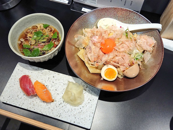 「特選冷やし油そば、握り2貫セット」@ワタリガラスの写真