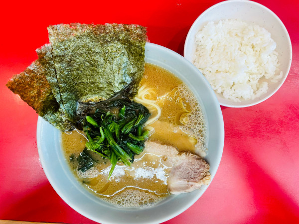 「ラーメン並、ライス（無料）」@横浜ラーメン 武蔵家 大井町店の写真