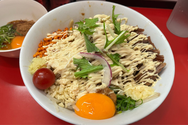 「【限定】冷やしまぜそば(少)ヤサイマシニンニクショウガカラアゲ超」@用心棒 本号の写真