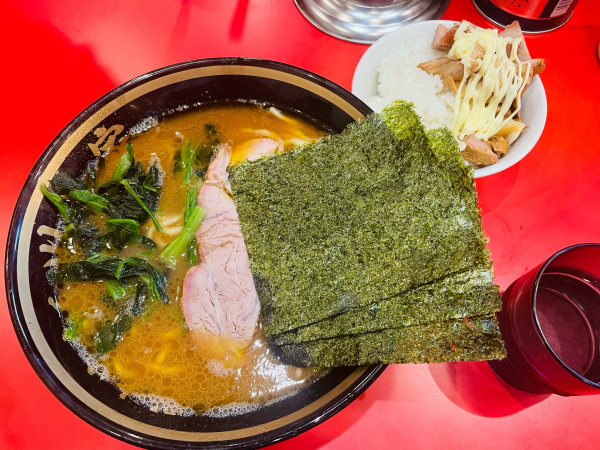 「ラーメン並、ライス食べ放題」@横濱家系ラーメン 川島家の写真
