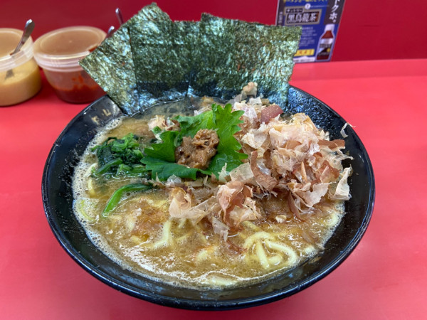 「和風新杉田ラーメン+中盛（硬め 少し薄め）」@ラーメン杉田家の写真