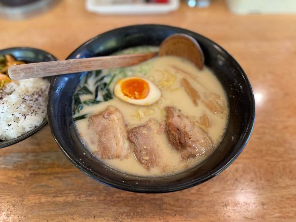 「白湯ラーメン」@本郷亭 焼山店の写真