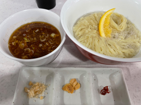 「限定 平打ち縮れ麺の昆布水海老油塩つけ麺」@ラーメン星印の写真