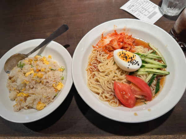 「日替わりランチ①（キムチ冷麺＋五目チャーハン）900円」@上海華龍 ヤマダ電機LABI1高崎店の写真