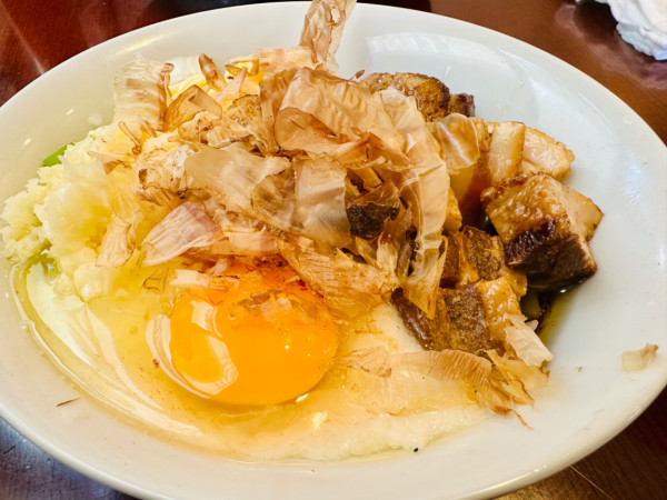 「【限定】ワンタンチャーシューまぜそば【1900円】」@手打ち 陰日向の写真