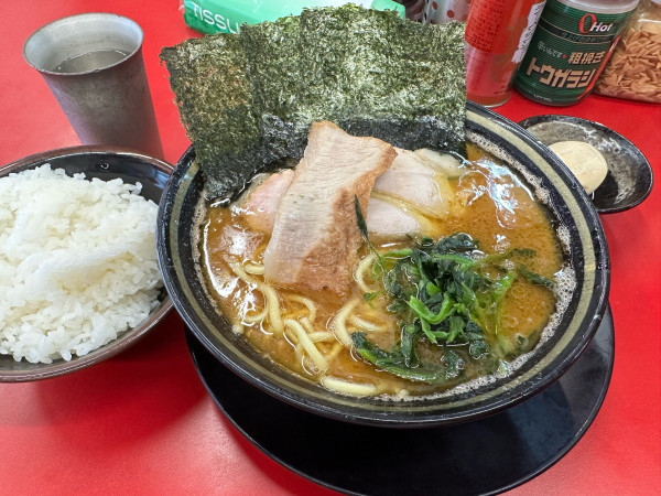 「らーめん+豚トロ+燻製玉子+ライス」@IEKEI_TOKYO 王道家直系の写真