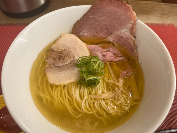 「鶏清湯・塩らぁ麺」@麺LOUISの写真