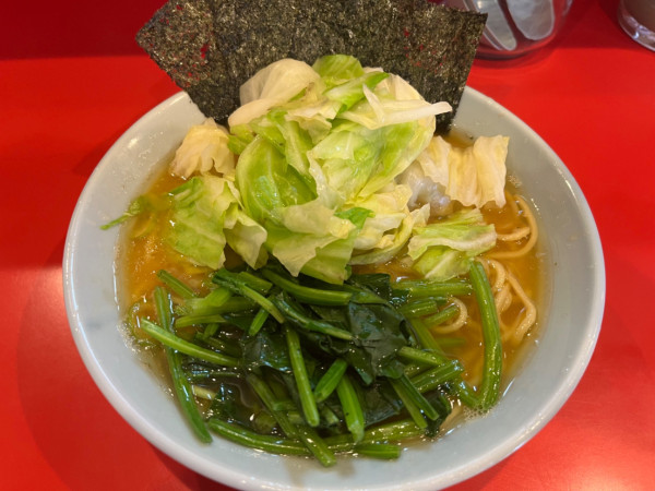 「並盛ラーメン、固め、油多め、キャベツ」@横浜家系ラーメン 黄金家の写真