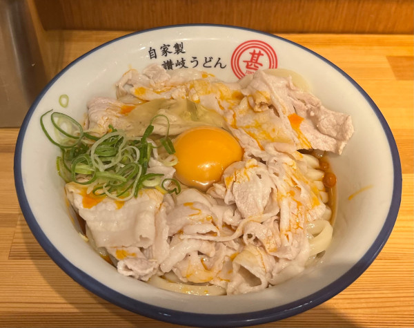 「肉たまぶっかけRED冷、大盛」@うどん甚三の写真