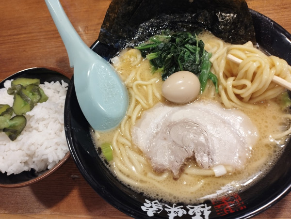 「ラーメン(無料ライス)(820)」@極味家 日ノ出町店の写真