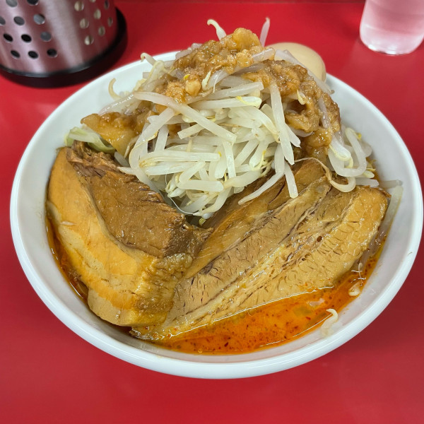 「旨辛ラーメン150g+煮豚+味玉+別皿アブラ」@ラーメン大丸の写真