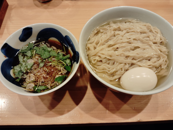 「つけ麺　大盛り　1250円　味玉　170円」@自家製麺 ロビンソンの写真