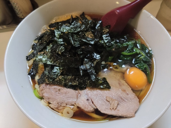 「なっとうラーメン＋生たまご」@らぁめん ほりうち 新橋店の写真