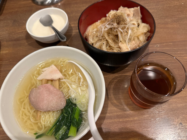 「日替わり定食（豚バラ塩焼肉丼＋半塩ラーメン）1,100円」@陳麻家 高崎駅西口店の写真