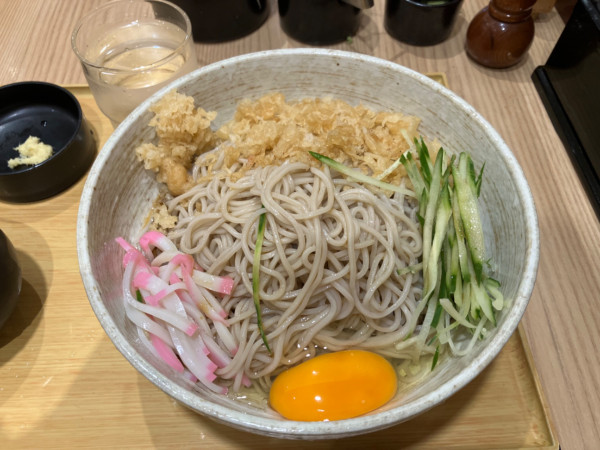 「二枚冷したぬきそば生卵トピ」@小諸そば 茅場町店の写真