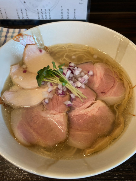 「貝出汁ラーメン　淡麗・塩+チャーシュー」@麺処 まろの写真